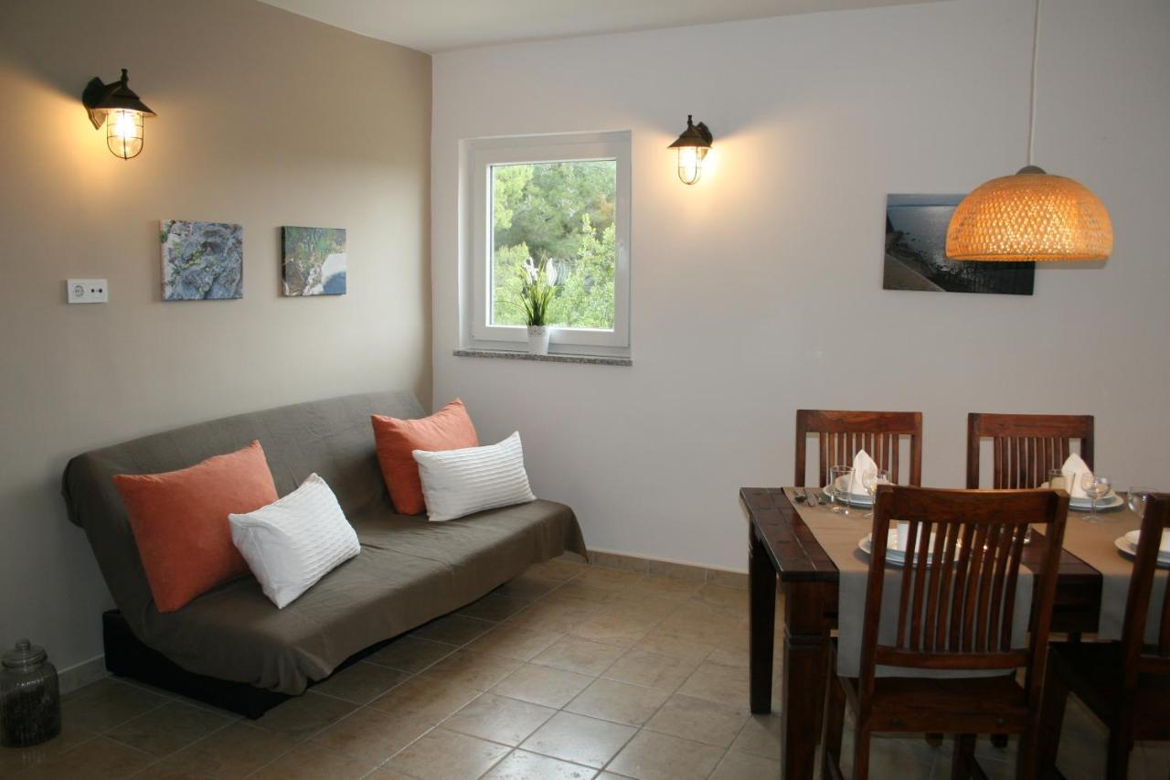 Apartments Suha Punta - Villa Babalonija Kampor Ngoại thất bức ảnh